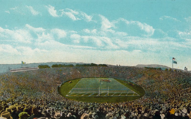 New Haven, Conn : "The Bowl", le grand stade de football de Yale, qui peut accueillir 80 000 personnes (photo couleur) - American Photographer