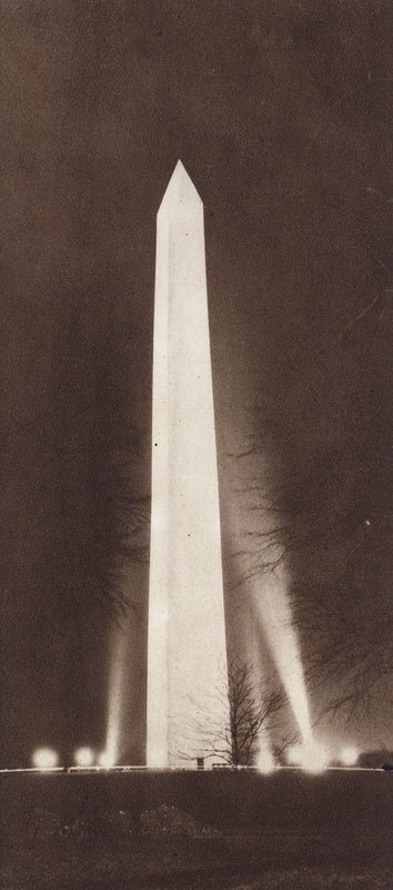 Obélisque éclairé par des projecteurs la nuit (photo n/b) - American Photographer