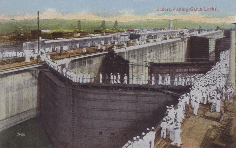 Canal de Panama, marins visitant les écluses de Gatun (photo couleur) - American Photographer
