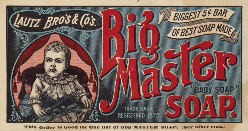 Bébé fille assise sur une chaise - American School