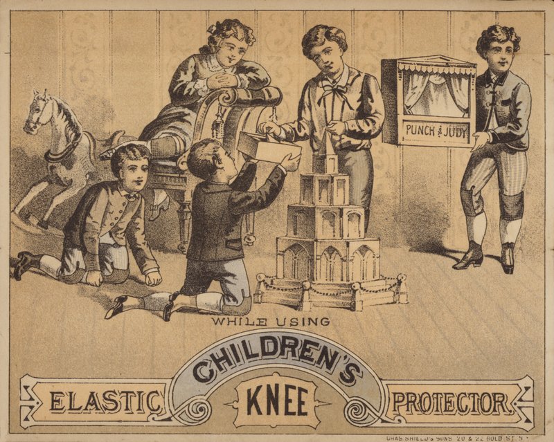 Enfants à genoux sur le sol jouant avec des jouets - American School