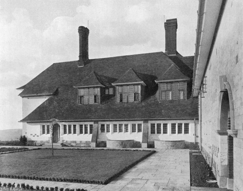 Cour Est - Charles Latham