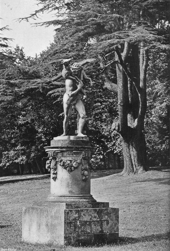 Figure en Plomb sur Base de Pierre--Pelouse Sud - Charles Latham
