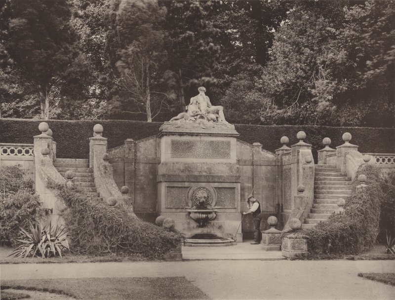Fontaine murale dans le jardin à Bowood, Wilts - Charles Latham