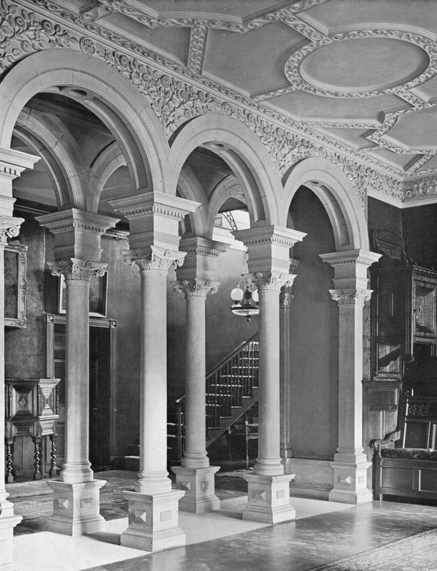 Travail de la pierre dans le hall - Charles Latham