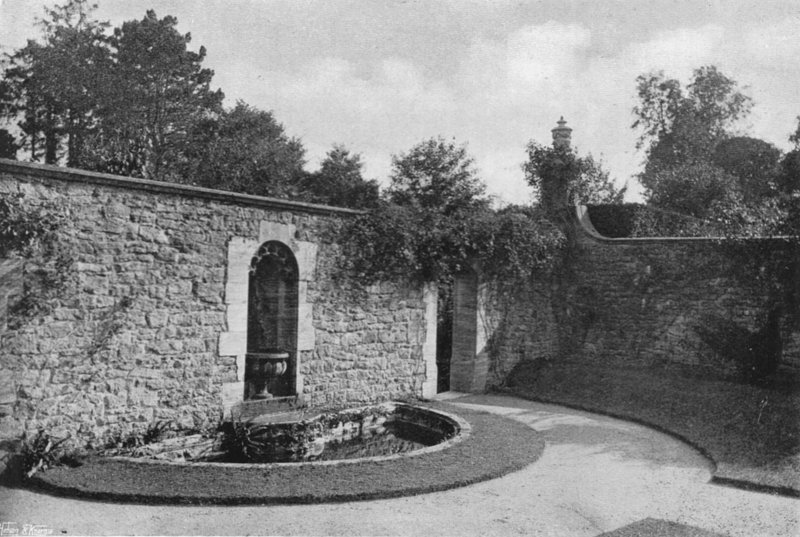 La Cour des Roses - Charles Latham