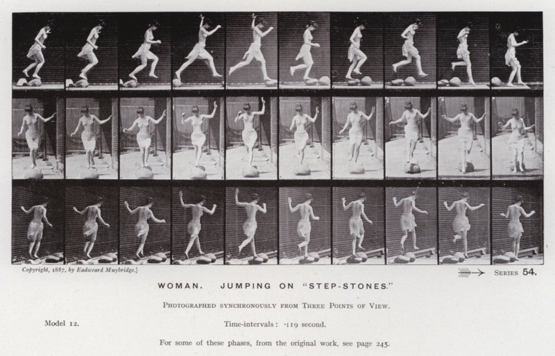 La figure humaine en mouvement : Femme, sautant sur des "pierres de pas" (photo n/b) - Eadweard Muybridge