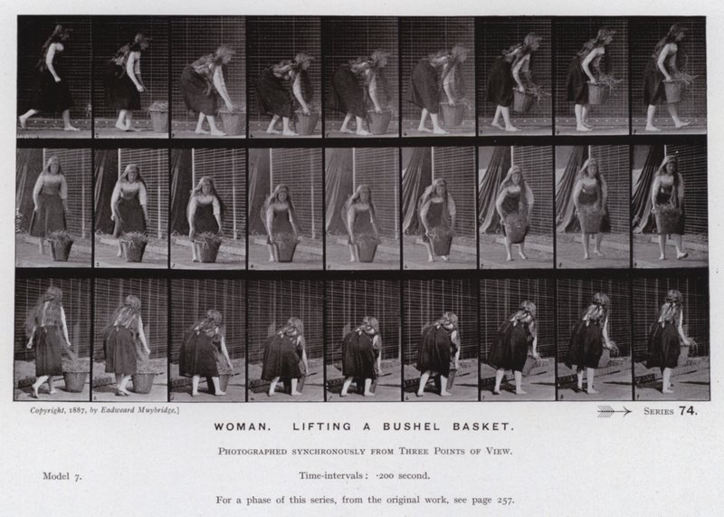 La figure humaine en mouvement : Femme, soulevant un panier de gerbes - Eadweard Muybridge