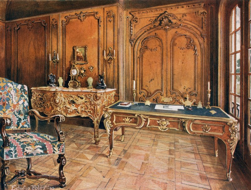 Salle lambrissée : Style français de la Régence. Chaise en chêne sculpté. Bureau en acajou monté en or moulu. Commode bombée montée en or moulu, par Charles Cressent - Edwin John Foley