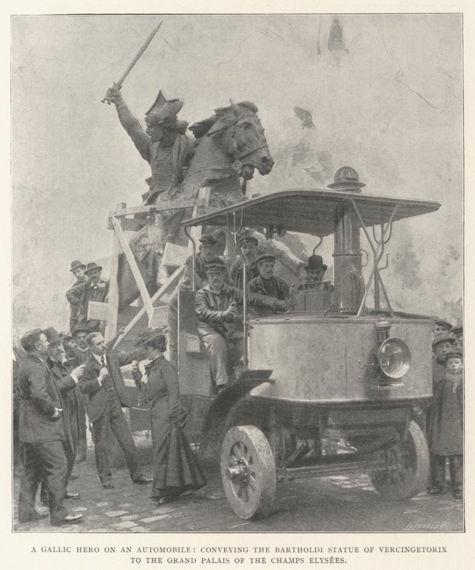 Un héros gaulois sur une automobile, transportant la statue de Vercingétorix de Bartholdi au Grand Palais des Champs-Élysées - English Photographer