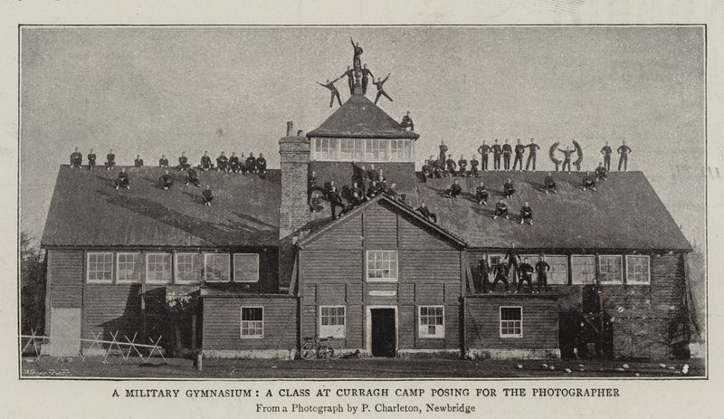 Un Gymnase Militaire, une Classe au Camp de Curragh posant pour le Photographe - English Photographer