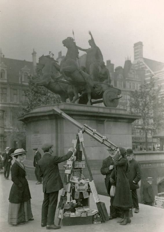 Un homme vendant des vues à travers un télescope - English Photographer