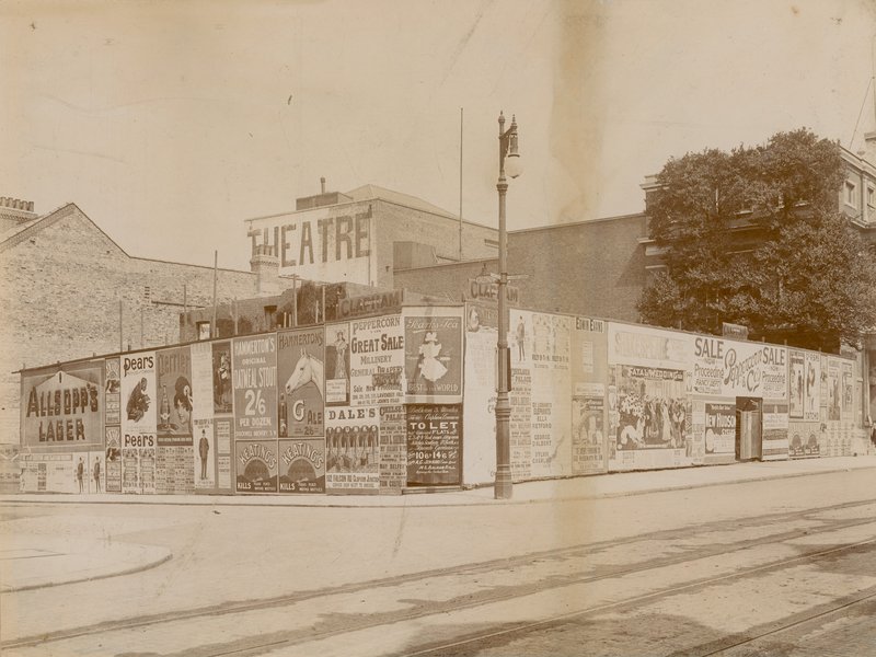 Publicités au coin de Latchmere Road et Lavender Hill, Wandsworth, Londres - English Photographer