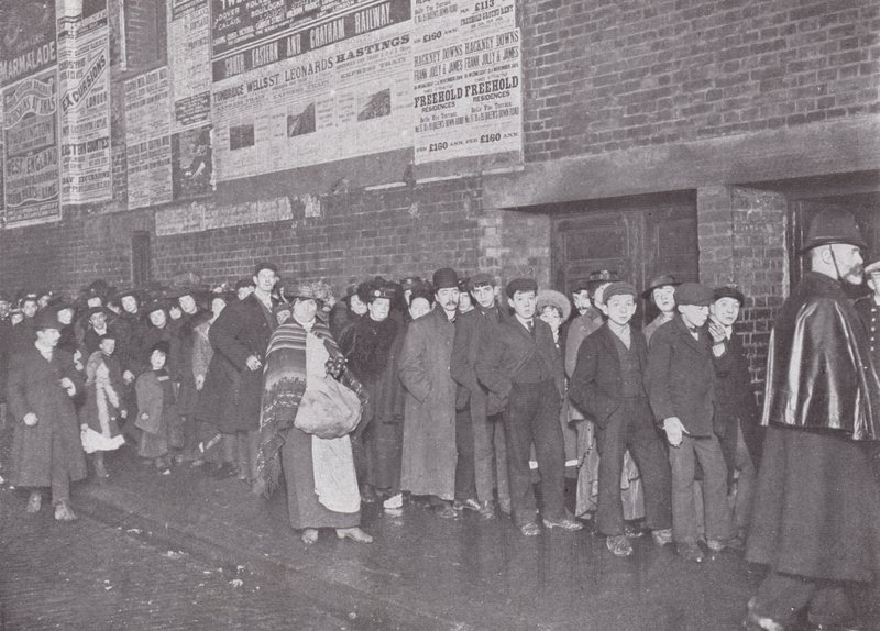 À la porte de la galerie du Standard Theatre, Shoreditch - English Photographer