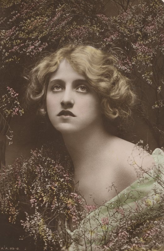 Belle fille, entourée de ce qui semble être de la bruyère (photo) - English Photographer