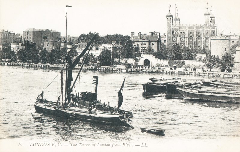 Bateaux sur la Tamise avec la Tour de Londres en arrière-plan - English Photographer