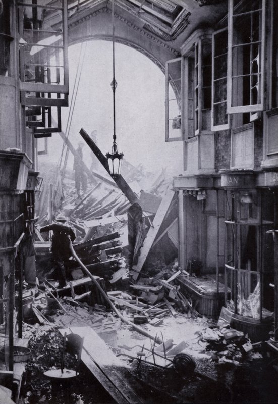 Dégâts causés par les bombes à Burlington Arcade, Piccadilly, Londres - English Photographer