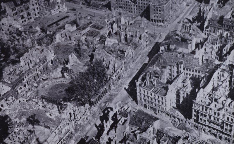 Ruines bombardées de Berlin, Allemagne, Seconde Guerre mondiale - English Photographer