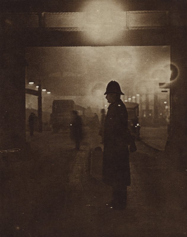 Policier britannique dans une rue brumeuse (photo n/b) - English Photographer