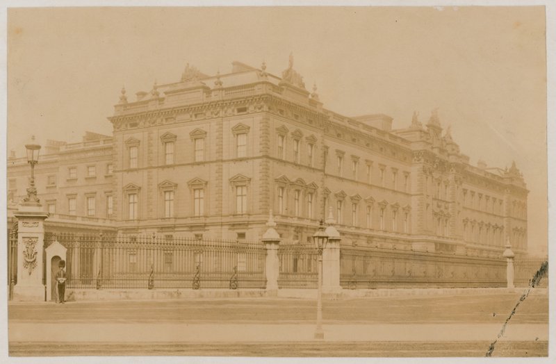 Palais de Buckingham, 1876 - English Photographer