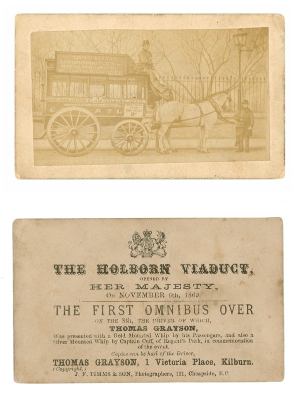 Carte (recto et verso) commémorant le premier omnibus conduit à travers le viaduc de Holborn, 6 novembre 1869 - English Photographer