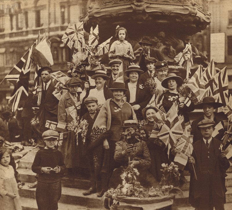 Célébration de la victoire de la Première Guerre mondiale à Piccadilly Circus, Londres - English Photographer