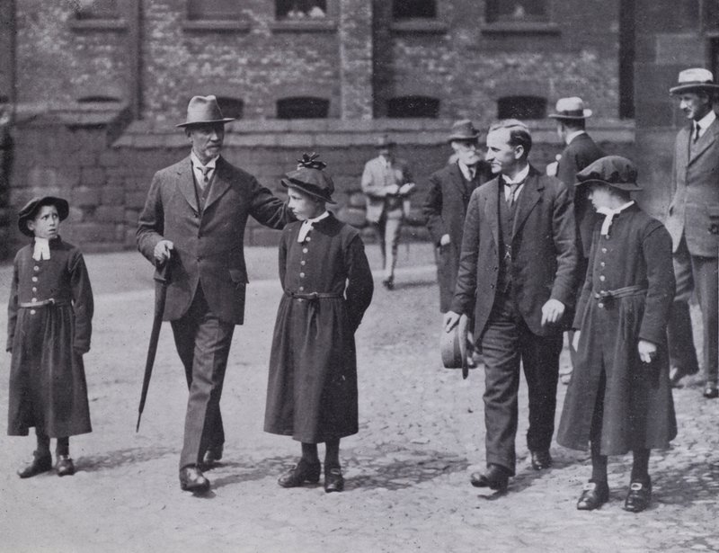 Hôpital et bibliothèque de Chetham, Manchester : Visite du général Smuts, 7 juillet 1919 - English Photographer