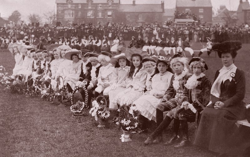 Enfants participants à un concours de déguisements, vers 1910 (photographe en noir et blanc) - English Photographer