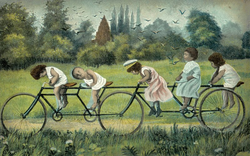 Enfants sur un vélo à quatre roues (photo en couleur) - English Photographer