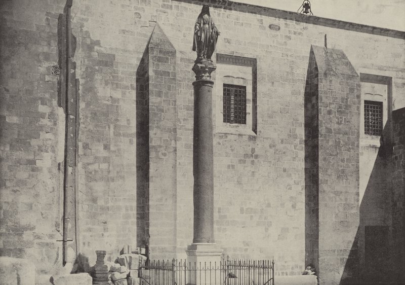 Colonne et statue de la Vierge, Nazareth, près du site de la maison de Joseph et Marie - English Photographer