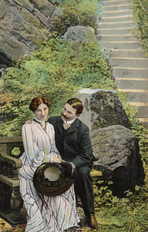 Couple assis sur un banc en pierre près de quelques marches - English Photographer