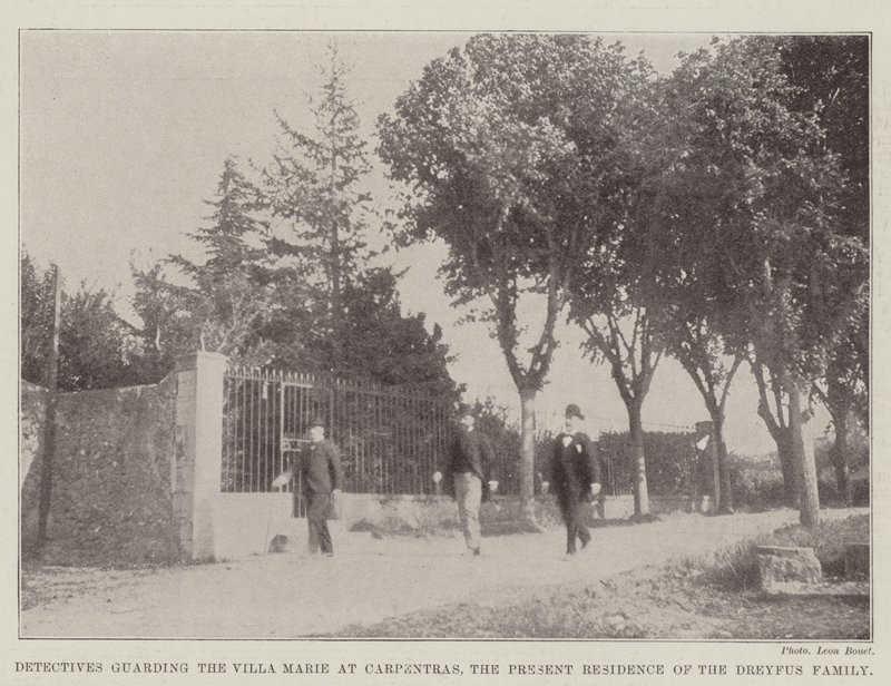Détectives gardant la Villa Marie à Carpentras, la résidence actuelle de la famille Dreyfus - English Photographer