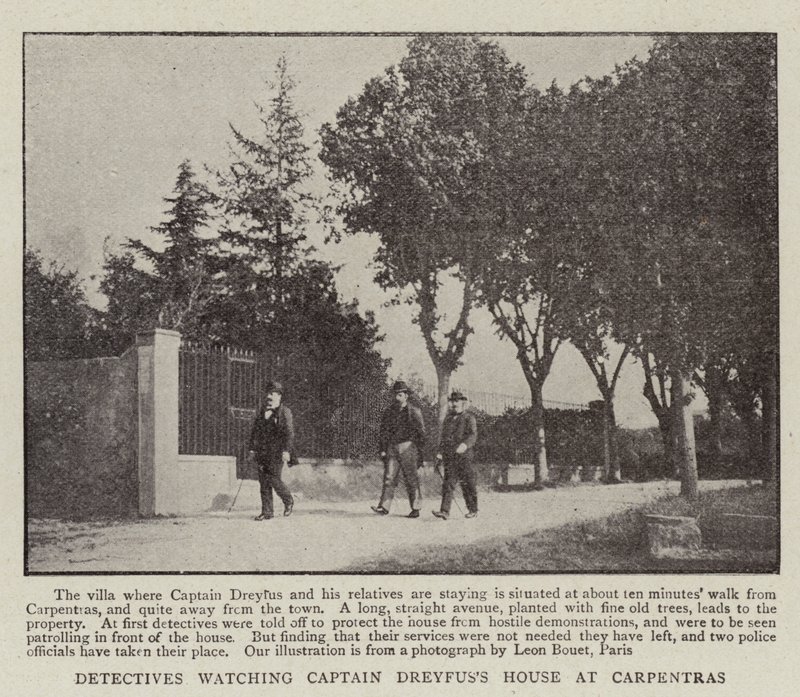 Détectives surveillant la maison du capitaine Dreyfus à Carpentras - English Photographer