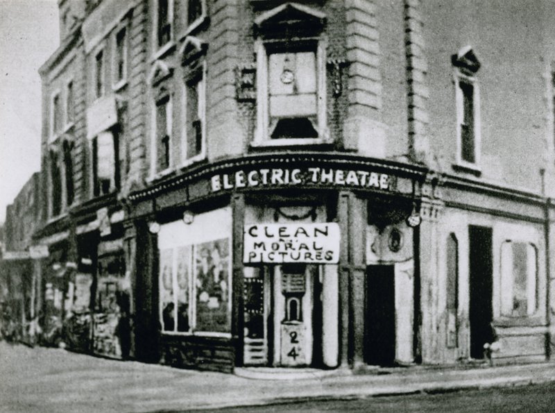Premier cinéma bon marché, le Nelson Electric Theatre sur Old Kent Road, montrant des films moraux et propres - English Photographer