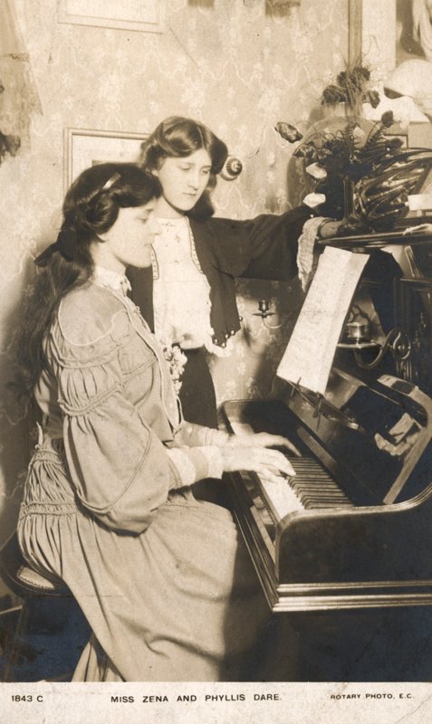 Actrices et chanteuses anglaises de théâtre, Zena Dare et sa sœur Phyllis Dare - English Photographer