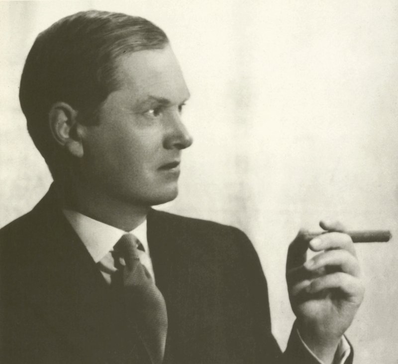 Evelyn Waugh, portrait, fumant un cigare - English Photographer