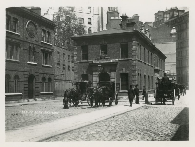 Vue générale des voitures à cheval à Scotland Yard - English Photographer