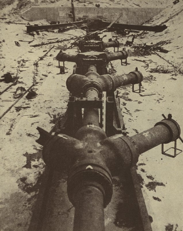 Arme secrète allemande destinée à tirer des projectiles sur Londres à partir de tuyaux creusés dans les falaises de la côte française, découverte par les forces alliées après les débarquements en Normandie, Seconde Guerre mondiale - English Photographer