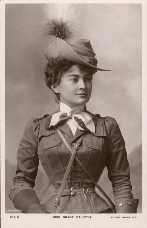 Grace Palotta, actrice de théâtre née en Autriche, dans le rôle de Daisy dans la comédie musicale The Messenger Boy - English Photographer