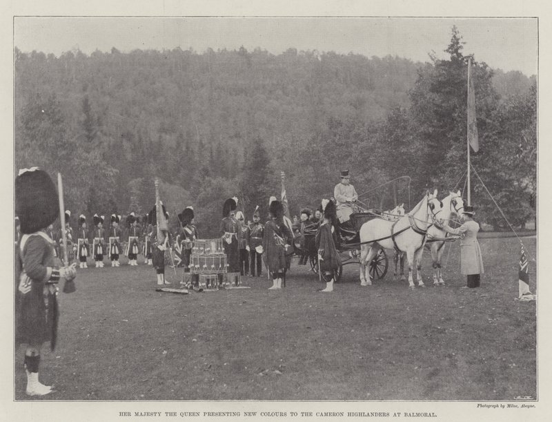 Sa Majesté la Reine présentant de nouvelles couleurs aux Cameron Highlanders à Balmoral - English Photographer