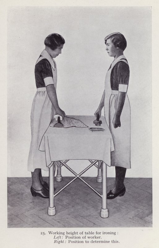 Illustration pour la posture dans les travaux ménagers (photo n/b) - English Photographer
