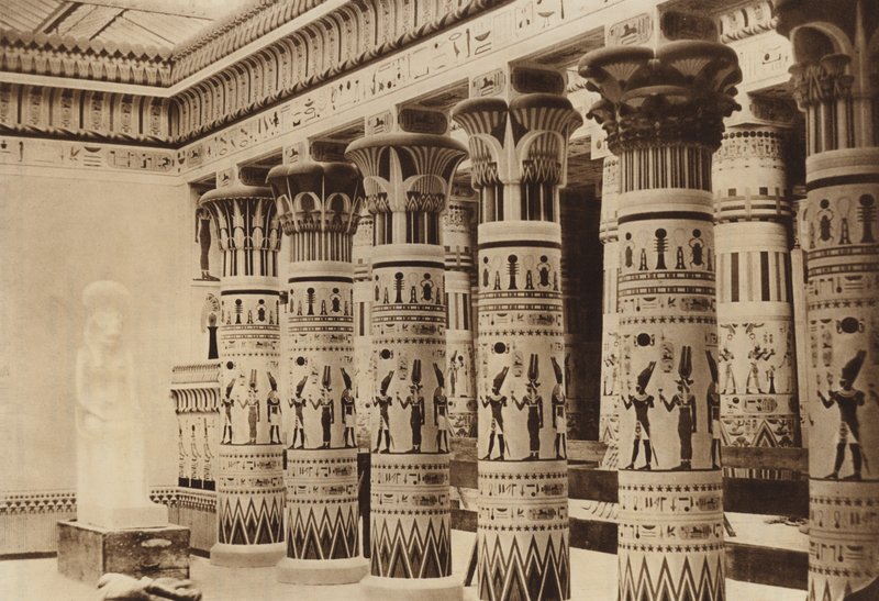 Intérieur du musée égyptien avec le portique de Philae - English Photographer