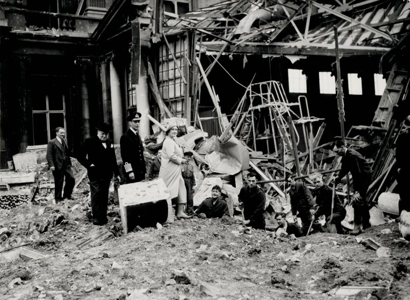 Le roi George VI et la reine Elizabeth, avec Winston Churchill, inspectant les dégâts causés par les bombes, probablement au palais de Buckingham - English Photographer