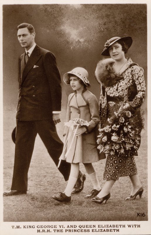 Le roi George VI et la reine Elizabeth avec leur fille la princesse Elizabeth (future reine Elizabeth II) - English Photographer