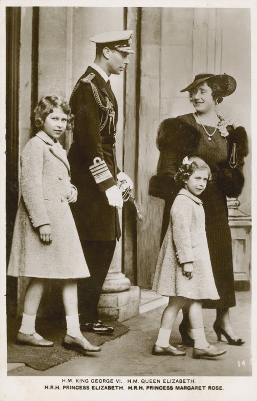 Le roi George VI et la reine Elizabeth avec leurs filles, les princesses Elizabeth et Margaret - English Photographer