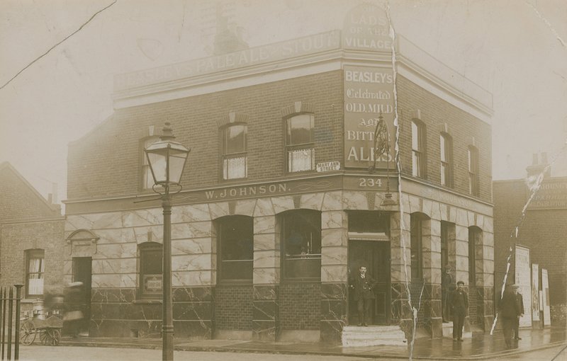 Jeunes du village, Mary Anne Street, Stepney, Londres - English Photographer