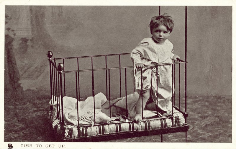 Petit garçon dans un berceau - English Photographer