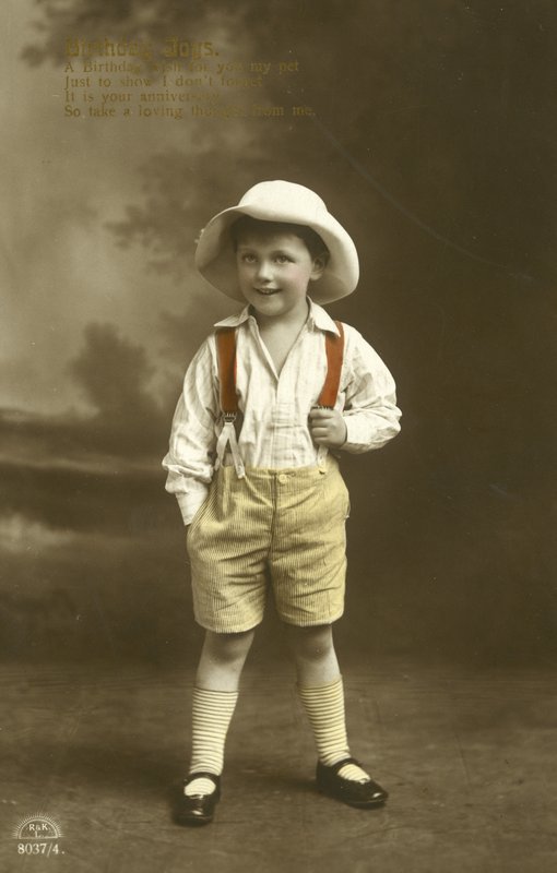 Petit garçon en bretelles rouges (lithographie en couleur) - English Photographer