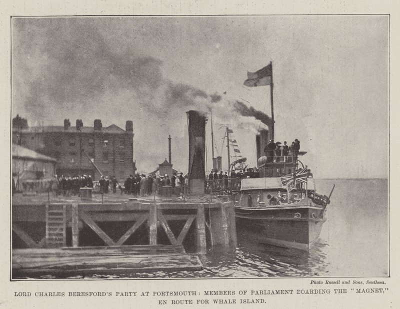 La fête de Lord Charles Beresford à Portsmouth, membres du Parlement embarquant sur le Magnet, en route pour Whale Island - English Photographer