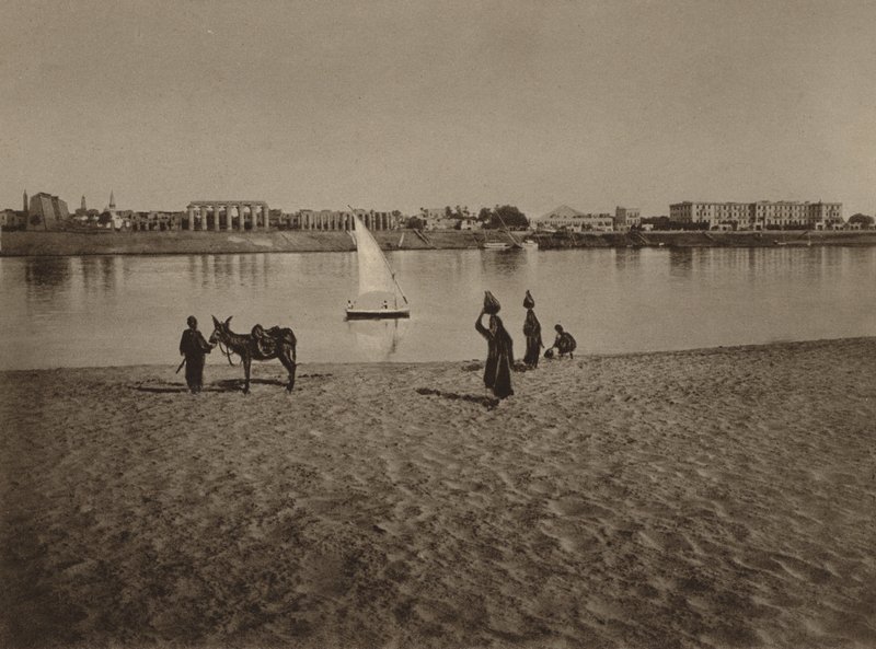Louxor, Vue générale du temple de Louxor depuis le Nil - English Photographer